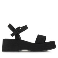 Sandały DeeZee. Czarne sandały damskie DeeZee, bez wzorów, bez obcasa, na koturnie, bez zapięcia. Za 159.99 zł.