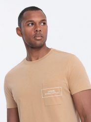 T-shirt męski bawełniany z nadrukiem na kieszonce - jasnobrązowy V6 - Rozmiar: XXL. Brązowe t-shirty męskie Ombre Clothing, m, bez wzorów, z bawełny, klasyczne, bez kołnierzyka. W wyprzedaży za 29.99 zł.