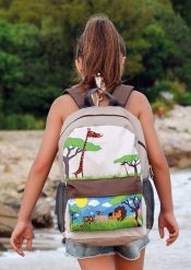 Hugger Plecak tornister dla dzieci Hugger, Let's Go! - Large, wiek 6-9 lat, wzór Safari. Torby i plecaki dziecięce Hugger. Za 164.25 zł.