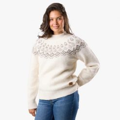 Sweter damski Swedemount Lofoten Wool Knit W. Białe bluzy sportowe damskie SWEDEMOUNT, bez wzorów, z tkaniny, bez kaptura, trekkingowe. Za 249.99 zł.