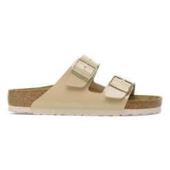 BIRKENSTOCK Arizona BF Patent Sand Klapki damskie. Brązowe klapki damskie Birkenstock, bez wzorów, eleganckie, bez obcasa. Za 299.99 zł.