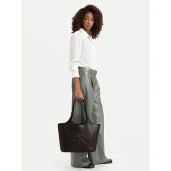 Torebka Calvin Klein. Brązowe torebki shopper damskie Calvin Klein, bez wzorów, bez dodatków. Za 529.99 zł.