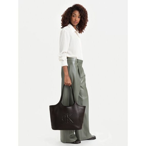 Torebka Calvin Klein. Brązowe torebki shopper damskie Calvin Klein, bez wzorów, bez dodatków. Za 497.99 zł.
