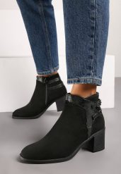 Czarne Botki na Słupku z Ozdobnymi Klamrami i Paskami Deolena. Czarne botki damskie Renee, z jeansu, eleganckie, bez obcasa, na obcasie, bez zapięcia. Za 129.99 zł.