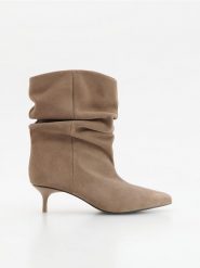 Skórzane botki - beżowy. Brązowe botki damskie Reserved, bez obcasa, bez zapięcia. Za 279.99 zł.