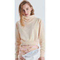 Krótka bluza z kołnierzem - Beżowy. Bluzy damskie Cropp. Za 59.99 zł.