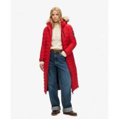 Długi pikowany płaszcz z kapturem Fuji od SUPERDRY. Czerwone płaszcze damskie Superdry., bez wzorów, eleganckie, długie, z kapturem. W wyprzedaży za 449.90 zł.