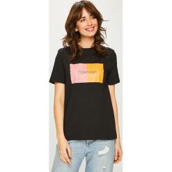 Calvin Klein - Top. Brązowe topy damskie Calvin Klein, z nadrukiem, z bawełny, z okrągłym kołnierzem, z krótkim rękawem. Za 229.90 zł.