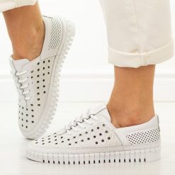 Białe skórzane półbuty damskie Potocki 19431. Białe półbuty damskie POTOCKI, na jesień, w ażurowe wzory, z jeansu, casualowe, bez obcasa, na płaskiej podeszwie, bez zapięcia. Za 229.00 zł.