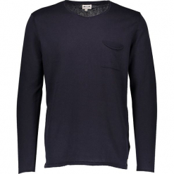 Sweter w kolorze granatowym. Niebieskie swetry przez głowę męskie Mustang, z okrągłym kołnierzem. W wyprzedaży za 99.95 zł.