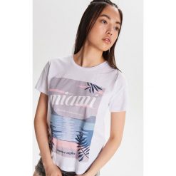 Koszulka z wakacyjnym motywem - Biały. T-shirty damskie Cropp. Za 39.99 zł.