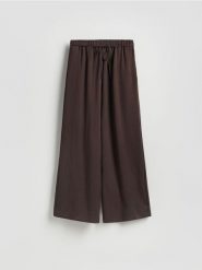 Luźne spodnie z lyocellem - ciemnobrązowy. Brązowe spodnie materiałowe damskie Reserved, l, bez wzorów, z lyocellu. Za 129.99 zł.