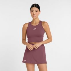 Koszulka damska New Balance WT51156FDP – bordowa. Czerwone koszulki sportowe damskie New Balance, l, z aplikacjami, z materiału, bez kołnierzyka, bez ramiączek, do biegania. Za 89.99 zł.
