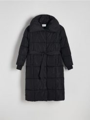 Długi pikowany płaszcz - czarny. Czarne płaszcze damskie Reserved, l, bez wzorów, z tkaniny, długie, bez kaptura. W wyprzedaży za 139.99 zł.