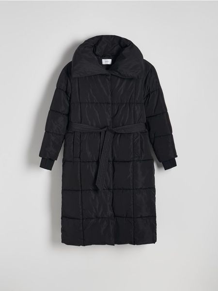 Długi pikowany płaszcz - czarny. Czarne płaszcze damskie Reserved, l, bez wzorów, z tkaniny, długie, bez kaptura. W wyprzedaży za 139.99 zł.