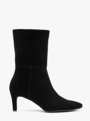 Czarne wyższe botki ze skóry welurowej. Czarne botki damskie Ryłko, ze skóry, bez obcasa, na obcasie, bez zapięcia. Za 499.99 zł.