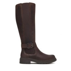 Kozaki Clarks. Brązowe kozaki damskie Clarks, bez obcasa, na płaskiej podeszwie. Za 779.99 zł.