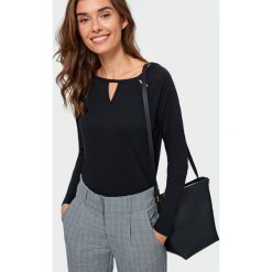 Elegancka bluzka dzianinowa. Bluzki damskie Greenpoint, bez wzorów, z dzianiny, eleganckie, bez kołnierzyka, bez ramiączek. Za 49.99 zł.