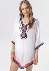 Biała Tunika Narzutka Kahlisine. Białe tuniki damskie Born2be, w ażurowe wzory, z dzianiny, boho, bez kołnierzyka, bez ramiączek. Za 49.99 zł.
