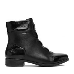 Botki Rieker. Czarne botki damskie Rieker, bez obcasa, na płaskiej podeszwie, bez zapięcia. Za 429.99 zł.