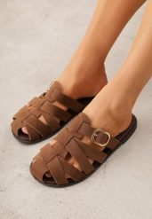 Brązowe Klapki Gladiatorki z Ozdobną Sprzączką Lusanatia. Brązowe klapki damskie Renee, bez wzorów, bez obcasa, na płaskiej podeszwie. Za 79.99 zł.