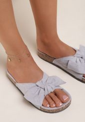 Szare Klapki na Korkowej Podeszwie Zdobione Kokardką Abiding. Szare klapki damskie Renee, z aplikacjami, z jeansu, eleganckie, bez obcasa, na płaskiej podeszwie. Za 39.99 zł.