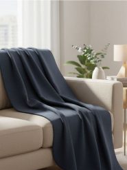 Jednolity koc - granatowy. Niebieskie kocyki dla dzieci Sinsay. Za 15.99 zł.