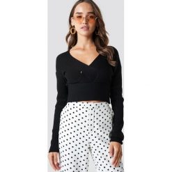 NA-KD Krótki sweter - Black. Czarne swetry damskie NA-KD, z dzianiny, z kopertowym dekoltem. Za 141.95 zł.