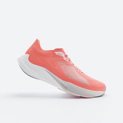Buty do biegania damskie Kiprun KD900 light. Czerwone obuwie sportowe damskie KIPRUN, bez wzorów, z kauczuku, do biegania. Za 449.99 zł.