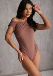 Brązowe Body o Asymetrycznym Kroju z Marszczeniem Asintlia. Brązowe bluzki damskie Renee, l, bez wzorów, biznesowe, z asymetrycznym kołnierzem, bez ramiączek. Za 69.99 zł.