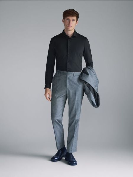 Koszula slim fit - czarny. Czarne koszule męskie Reserved, l, bez wzorów, z dzianiny, bez kołnierzyka, bez ramiączek. Za 129.99 zł.