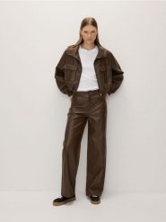 Szerokie spodnie z imitacji skóry - ciemnobrązowy. Brązowe spodnie materiałowe damskie Reserved, l, bez wzorów, ze skóry. W wyprzedaży za 55.99 zł.