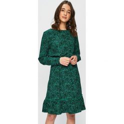 Jacqueline de Yong - Sukienka. Czerwone sukienki damskie Jacqueline de Yong, bez wzorów, z materiału, casualowe, bez kołnierzyka, bez ramiączek. W wyprzedaży za 59.90 zł.