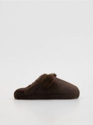 Miękkie kapcie - brązowy. Brązowe kapcie damskie Reserved, bez wzorów. Za 79.99 zł.