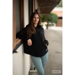 Sweter damski Ju & Pa Cape. Czarne swetry damskie JU ET PA, na jesień, bez wzorów, z materiału, eleganckie, bez kołnierzyka, bez ramiączek, długie. Za 343.00 zł.