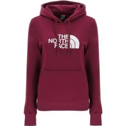 Bluza damska The North Face Drew Peak z kapturem. Czerwone bluzy sportowe damskie The North Face, xs, bez wzorów, z bawełny, sportowe, bez kołnierzyka, bez ramiączek, z kapturem. W wyprzedaży za 315.20 zł.