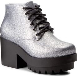 Botki MELISSA - Stellar Ad 31619 Silver Glitter 52984. Szare botki damskie Melissa, z tworzywa sztucznego, bez obcasa. W wyprzedaży za 359.00 zł.