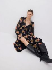 Sukienka maxi w kwiatowy wzór - wielobarwny. Sukienki damskie Reserved, l, bez wzorów, z tkaniny, bez kołnierzyka, bez ramiączek, maxi. W wyprzedaży za 69.99 zł.