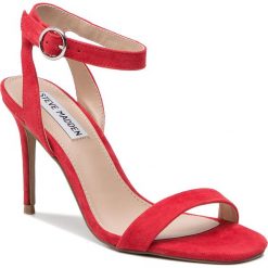 Sandały STEVE MADDEN - Strutting SM11000511-03002-605 Red Suede. Czerwone klapki damskie Steve Madden, bez wzorów, ze skóry ekologicznej, bez obcasa, na obcasie, bez zapięcia. W wyprzedaży za 299.00 zł.