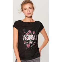 Koszulka z nadrukiem - Czarny. Czarne t-shirty damskie Mohito, z nadrukiem. Za 59.99 zł.