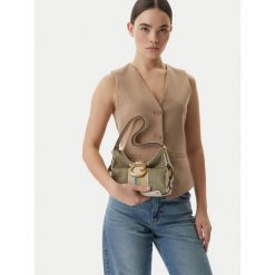 Torebka Guess. Brązowe torebki do ręki damskie Guess, z aplikacjami, klasyczne, bez dodatków. Za 584.99 zł.