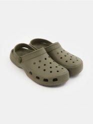 Klapki piankowe z paskiem na piętę - brązowy. Brązowe klapki męskie Sinsay. Za 25.99 zł.