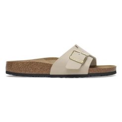 Klapki damskie Birkenstock Catalina BF Sandcastle. Brązowe klapki damskie Birkenstock, bez wzorów, eleganckie, bez obcasa. Za 329.99 zł.