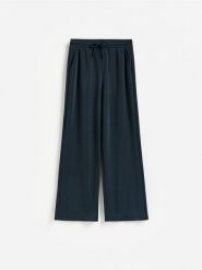 Szerokie spodnie z modalem - granatowy. Niebieskie spodnie materiałowe damskie Reserved, l, bez wzorów, z dzianiny. Za 119.99 zł.