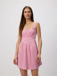 Kreszowana sukienka mini - brudny róż. Czerwone sukienki damskie Reserved, l, bez wzorów, z dzianiny, bez kołnierzyka, bez ramiączek, mini, rozkloszowane. Za 79.99 zł.