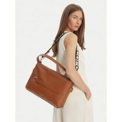 Torebka Coccinelle. Brązowe torebki do ręki damskie Coccinelle, bez wzorów, klasyczne, bez dodatków. Za 1,599.00 zł.