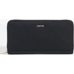 Parfois - Portfel. Czarne portfele damskie Parfois, z materiału. W wyprzedaży za 39.90 zł.