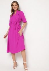 Fuksjowa Sukienka Rheniolea. Czerwone sukienki damskie Born2be, m, bez wzorów, eleganckie, bez kołnierzyka, bez ramiączek, midi, kopertowe. Za 79.99 zł.