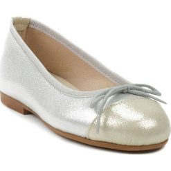 Skórzane baleriny w kolorze srebrnym. Baleriny dziewczęce Abril Kids. W wyprzedaży za 119.95 zł.