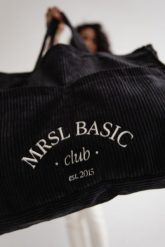 Torba typu shopper bag wykonana ze sztruksu w kolorze TOTALLY BLACK - MRSL BASIC CLUB. Czarne torebki shopper damskie Marsala, bez wzorów, z bawełny, eleganckie, bez dodatków. Za 219.90 zł.